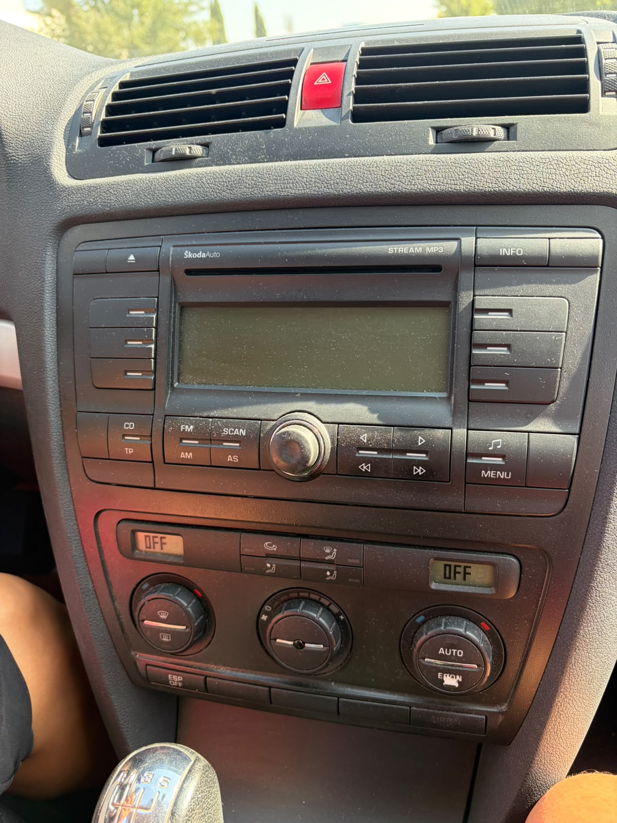 Consola central del coche con la radio de serie antes de la instalación