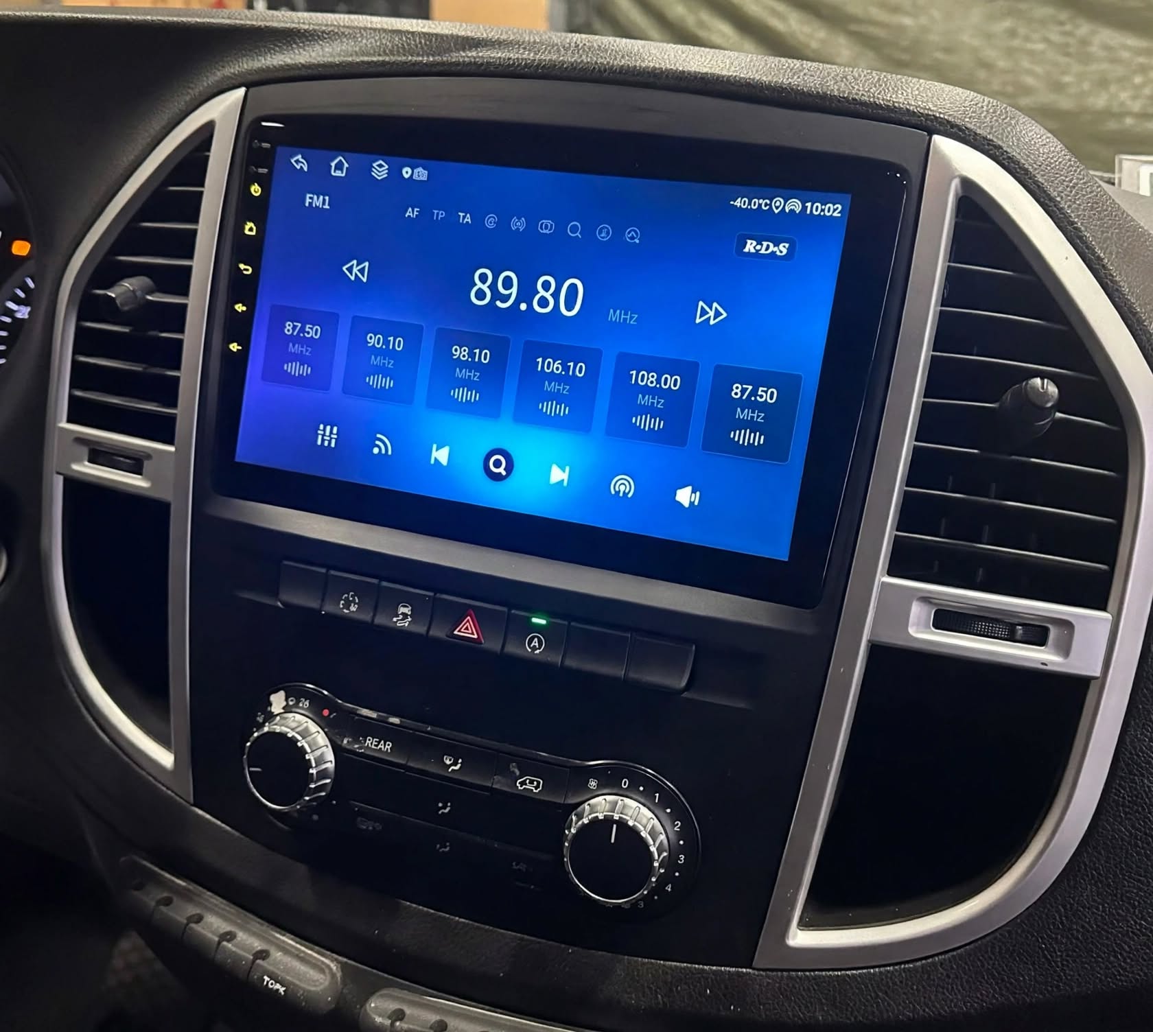 Pantalla táctil instalada mostrando la radio FM