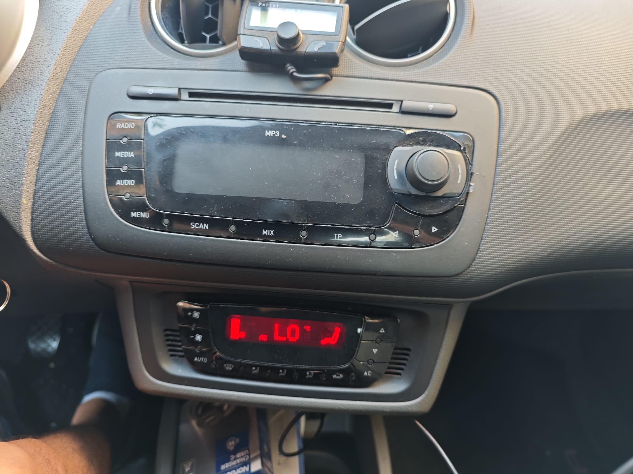 Radio de serie del coche con un manos libres sobre el salpicadero, antes de la instalación